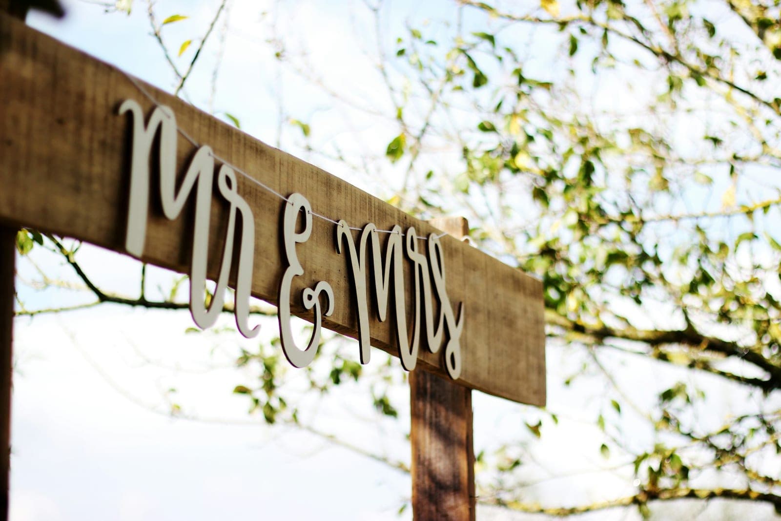 A hand-painted sign in the hedge