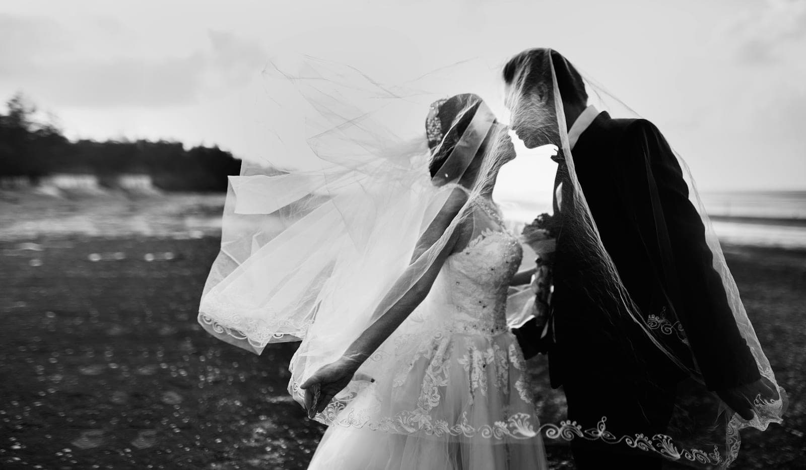 A kiss under the veil, in black and white